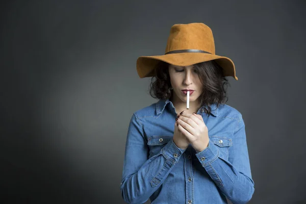 Ragazza Bruna Con Camicia Jeans Cappello Cowboy Fuma Una Sigaretta — Foto Stock