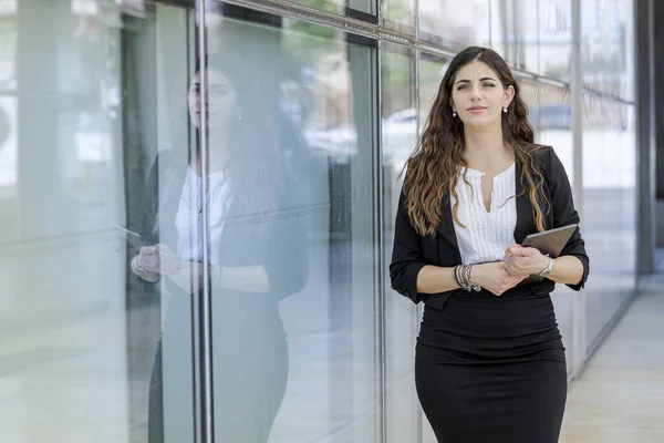 Mujer Gerente Sostiene Tableta Mano Entorno Urbano Moderno — Foto de Stock