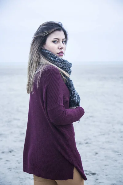 Schöne Brünette Mädchen Mit Amaranthfarbenen Pullover Und Schal Den Hals — Stockfoto