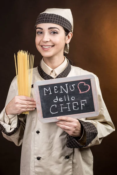 Uśmiechnięty Kucharz Mundurze Trzyma Tablicę Napisem Menu Chef Surowe Spaghetti — Zdjęcie stockowe
