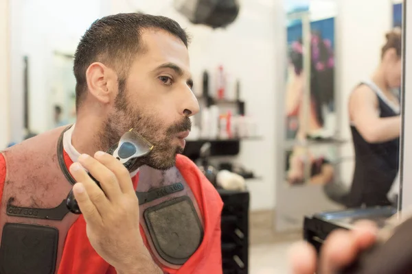 Hairdresser Cutting Beard — Stock Photo, Image