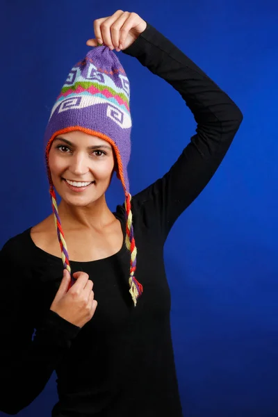 Menina Bonita Com Camisola Preta Brinca Com Seu Chapéu Peruano — Fotografia de Stock