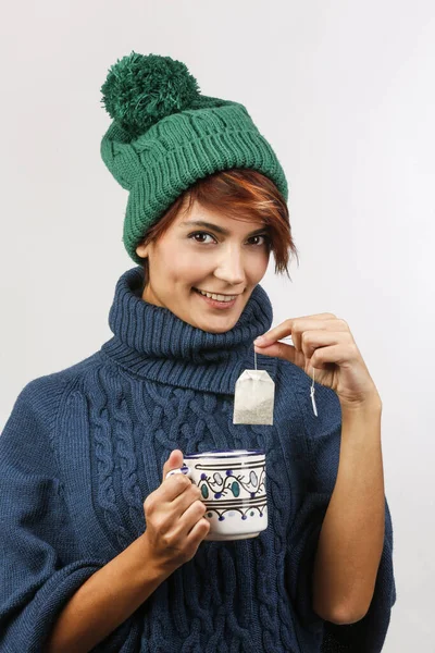 Menina Bonita Com Boné Verde Suéter Azul Toma Chá Relaxamento — Fotografia de Stock