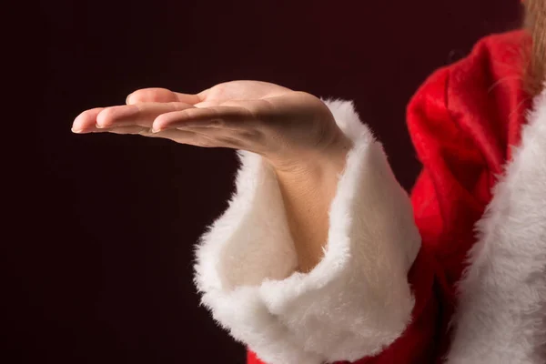 Frauenhände Mit Weihnachtsmütze — Stockfoto