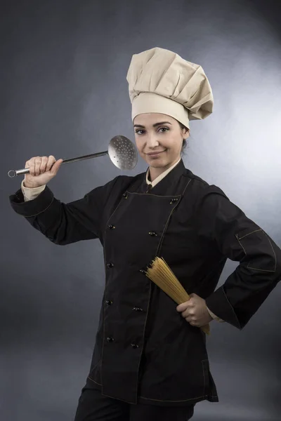 Cozinheiro Sorridente Com Chapéu Chef Segura Espaguete Cru Uma Concha — Fotografia de Stock