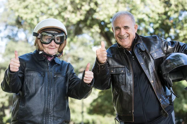 Motosiklette Otururken Başparmaklarını Gösteren Koruyucu Kask Takan Yaşlı Çiftin Portresi — Stok fotoğraf