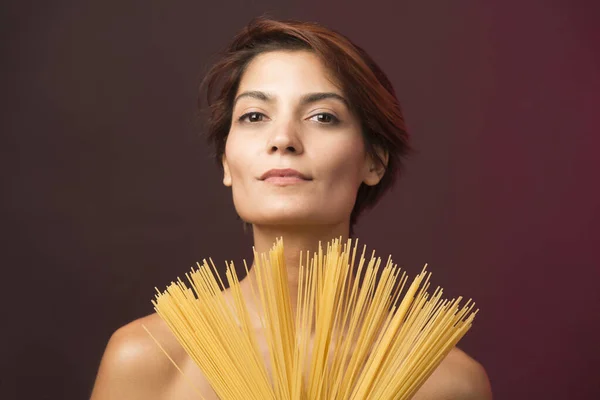 Mooi Meisje Speelt Tonen Spaghetti Door Ventileren Geïsoleerd Donkere Achtergrond — Stockfoto