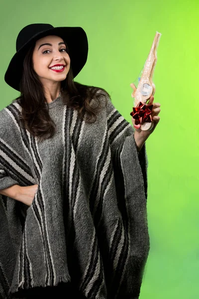 Девушка Мексиканском Пончо Черной Шляпе Весело Играет Деревянным Пистолетом Изолированные — стоковое фото