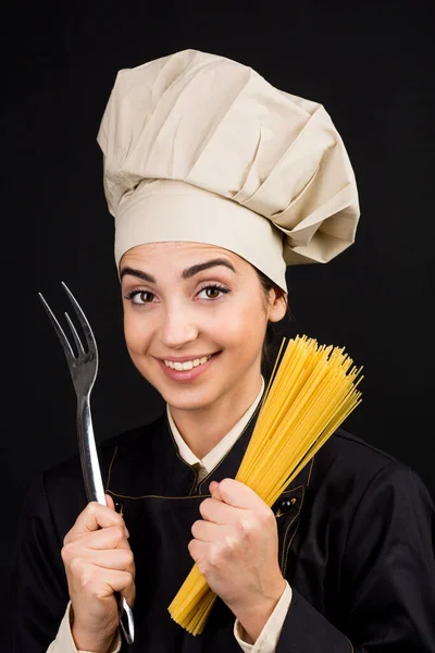 Uśmiechnięty Kucharz Kapeluszem Szefa Kuchni Trzyma Surowe Spaghetti Widelec Rzeźbiarski — Zdjęcie stockowe
