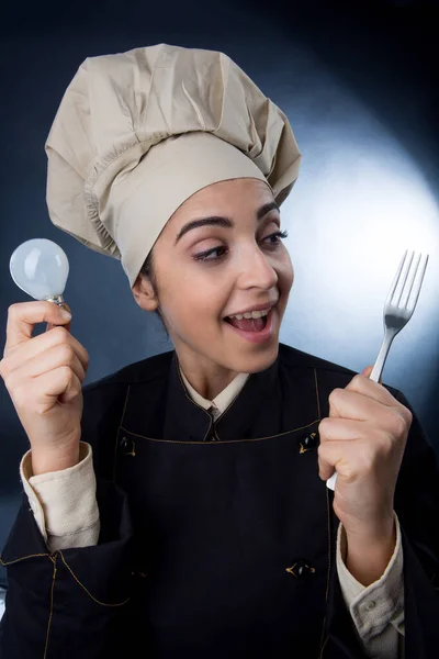 Šéfkuchařka Uniformě Šéfkuchařky Drží Ruce Žárovku Která Symbolizuje Hledání Dobrého — Stock fotografie