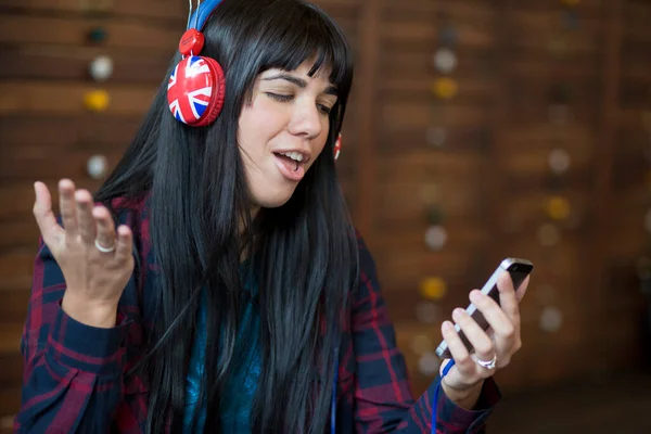 Vrouw Die Muziek Luistert Een Hoofdtelefoon — Stockfoto