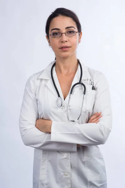 白いコート 首の聴診器を身に着けている黒い髪の白い女性医師は 白い背景に隔離されています — ストック写真