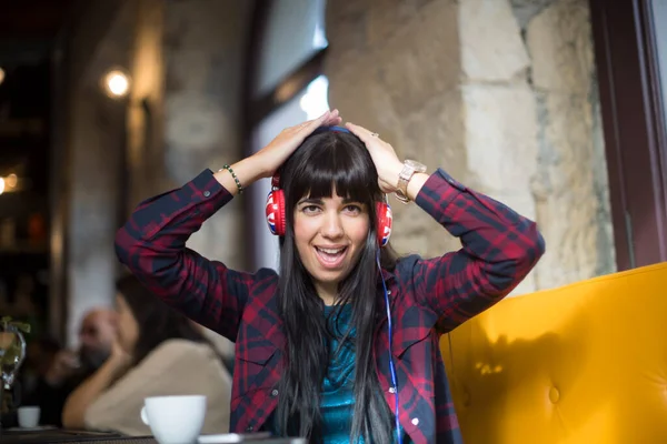 Retrato Una Hermosa Joven Morena Escuchando Música Con Auriculares Cafetería — Foto de Stock