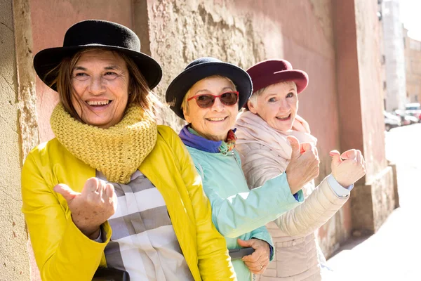 Şapkalı Renkli Elbiseli Yaşlı Turistler Valizleriyle Şehirde Eğleniyorlar — Stok fotoğraf