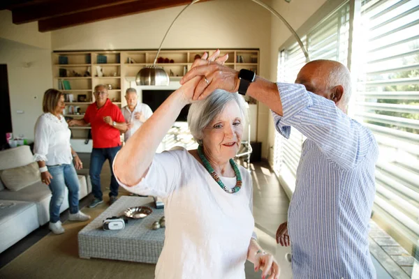 Ältere Paare Tanzen Mit Ihren Händen Auf Einem Stock — Stockfoto