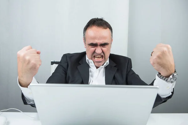 Wütender Geschäftsmann Mit Laptop — Stockfoto