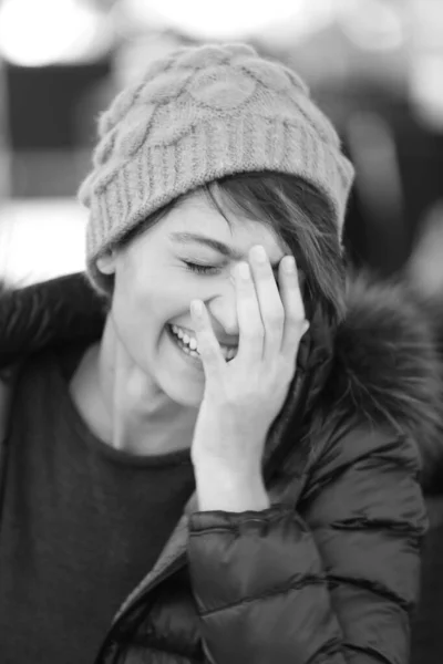 Retrato Hermosa Chica Sonriente Con Gorra Abrigo Blanco Negro — Foto de Stock