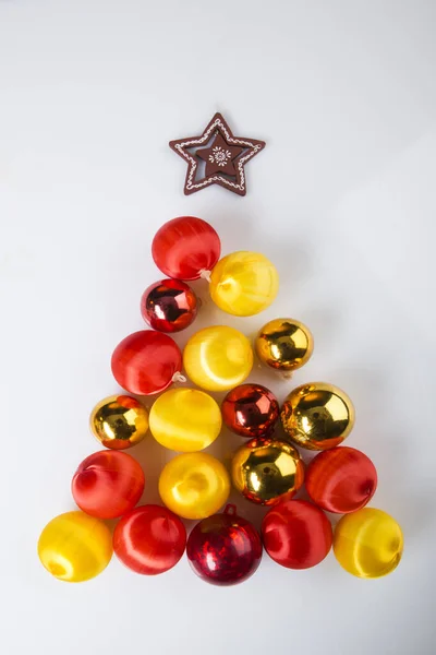 Μια Ομάδα Από Πολύχρωμα Στολίδια Χριστούγεννα Και Κόκκινα Χριστουγεννιάτικα Στολίδια — Φωτογραφία Αρχείου