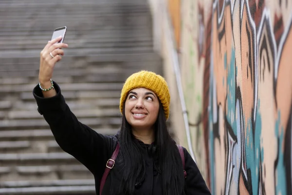 Młoda Kobieta Robi Selfie — Zdjęcie stockowe