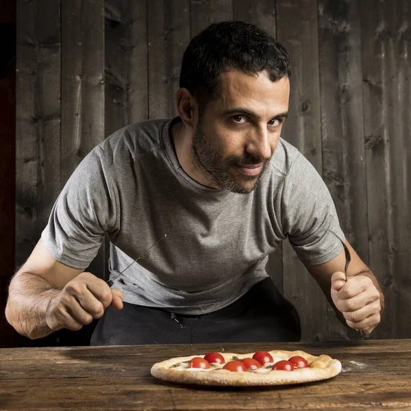 Pria Berambut Hitam Dengan Jenggot Adalah Tentang Makan Pizza Dengan — Stok Foto