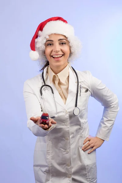 Medico Donna Cappotto Bianco Stetoscopio Intorno Collo Cappello Babbo Natale — Foto Stock