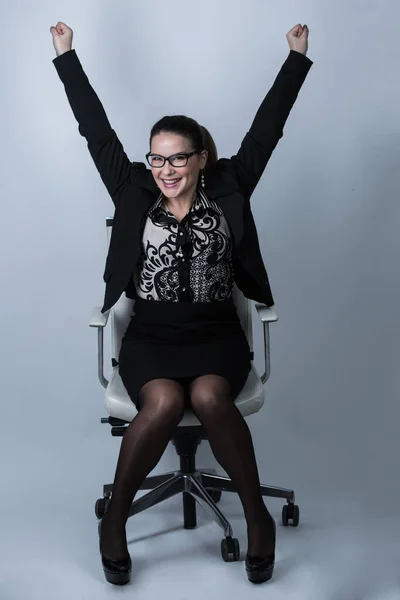 Vit Affärskvinna Med Samlat Hår Och Glasögon Klädd Svart Kostym — Stockfoto