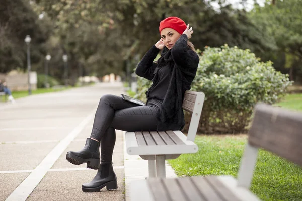 Krásná Mladá Žena Červeném Klobouku Sedí Lavičce Parku — Stock fotografie