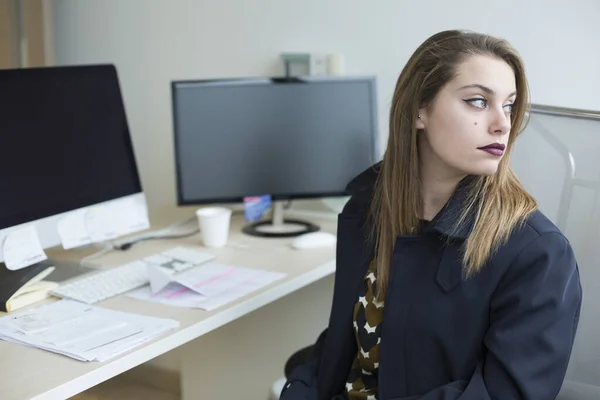 Blonde Managerin Mit Klaren Augen Blickt Auf Ihren Schreibtisch — Stockfoto