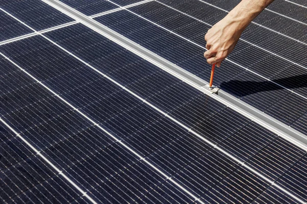 Ręka Człowieka Pracującego Panelem Słonecznym Dachu — Zdjęcie stockowe