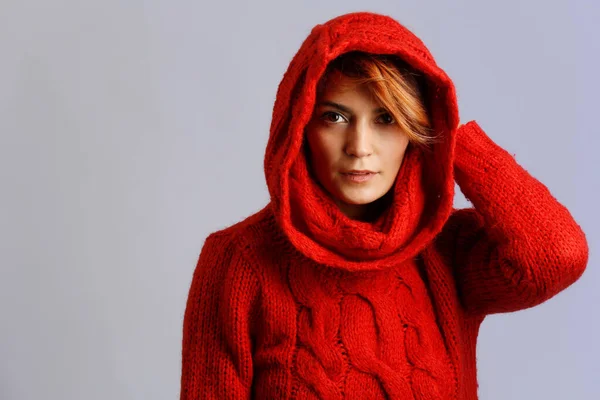 白い背景に赤いセーターのボブの髪をした美しい女の子 — ストック写真