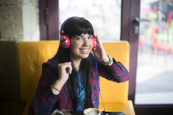 Portret Van Mooie Jonge Brunette Vrouw Luisteren Muziek Met Koptelefoon — Stockfoto