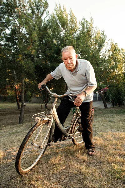 Senior Fährt Mit Fahrrad Wald — Stockfoto