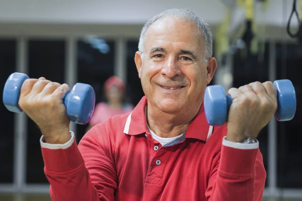 老年人在健身房锻炼的肖像 健康生活方式 体育和健康概念 — 图库照片