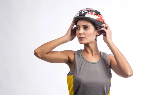 Kvinna Cyklist Den Tekniska Hjälmen Isolerad Ljus Bakgrund — Stockfoto