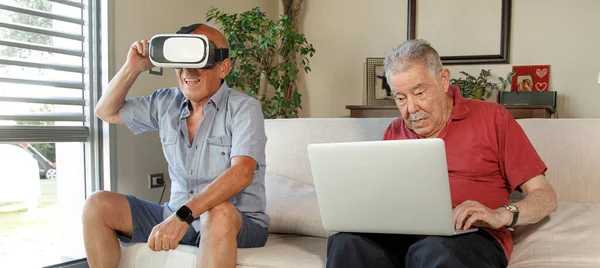 Seniorenpaar Mit Virtual Reality Brille Auf Dem Sofa — Stockfoto