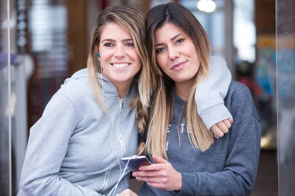 Porträt Zweier Junger Frauen Die Zusammen Mit Kopfhörern Und Smartphone — Stockfoto