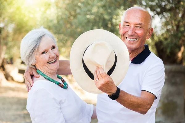 田舎で年配のカップル — ストック写真