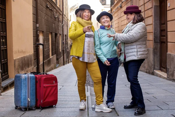 Elderly Tourists Hats Colored Clothes Having Fun City Suitcases — Stock Photo, Image