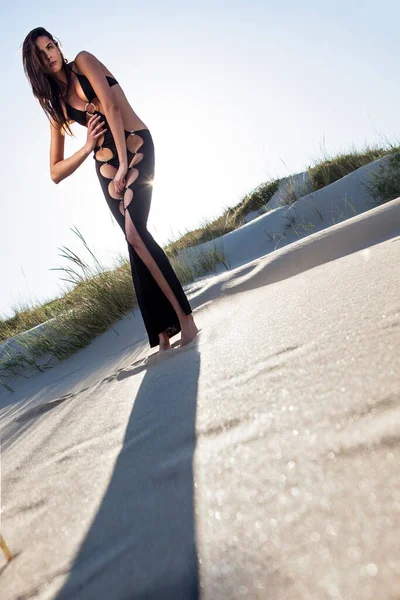 砂浜の美しい若い女性の肖像画 — ストック写真
