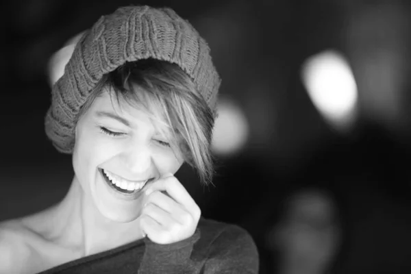 Porträt Eines Schönen Lächelnden Mädchens Mit Mütze Und Mantel Schwarz — Stockfoto
