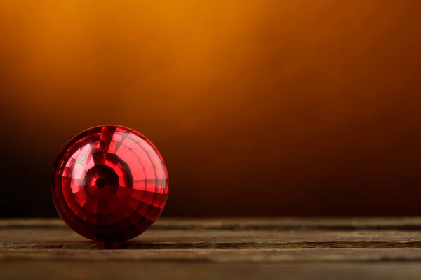 Κόκκινο Χρώμα Χριστουγεννιάτικη Μπάλα Πάνω Από Ξύλινη Επιφάνεια Πορτοκαλί Φόντο — Φωτογραφία Αρχείου