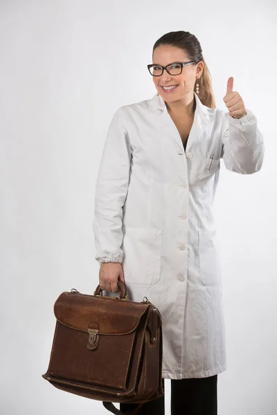 Gözlüklü Sarışın Kadın Doktor Saç Örneği Doktor Çantası Tutuyor Beyaz — Stok fotoğraf