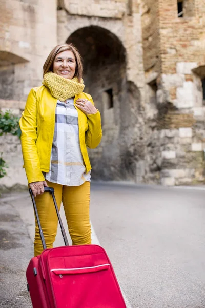 Porträt Einer Glücklichen Reifen Frau Mit Koffer Auf Der Straße — Stockfoto