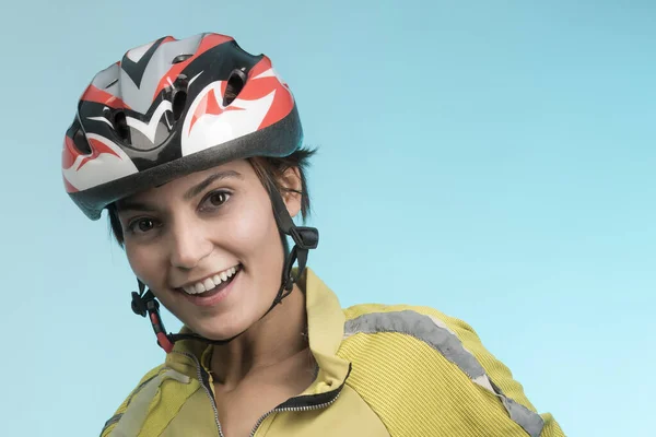 Teknik Kasklı Kadın Bisikletçi Arka Planda Izole Edilmiş — Stok fotoğraf