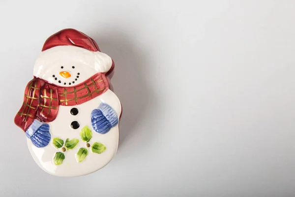 Снеговик Рождественским Орнаментом Белом Фоне — стоковое фото