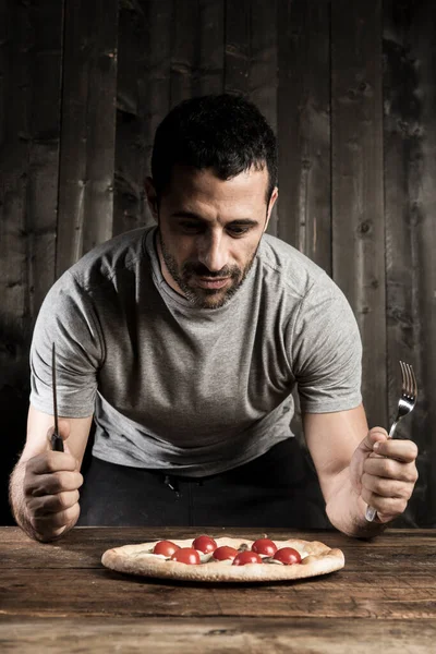 Dunkelhaariger Mann Mit Bart Isst Gerade Eine Pizza Mit Kirschtomaten — Stockfoto