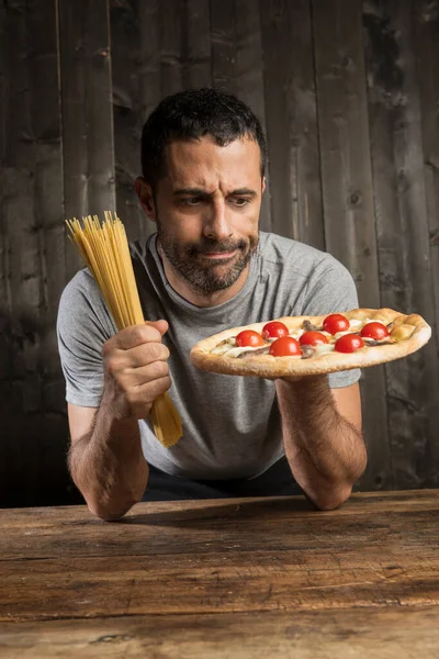 Ciemnowłosy Mężczyzna Brodą Jest Niezdecydowany Czy Jeść Spaghetti Czy Pizzę — Zdjęcie stockowe