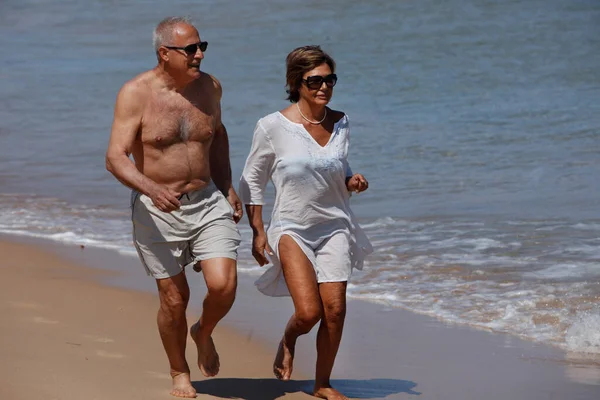 老夫妇在海滩散步 — 图库照片