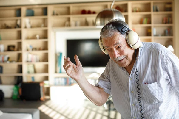 Senior Man Listening Music Headphones — Fotografia de Stock