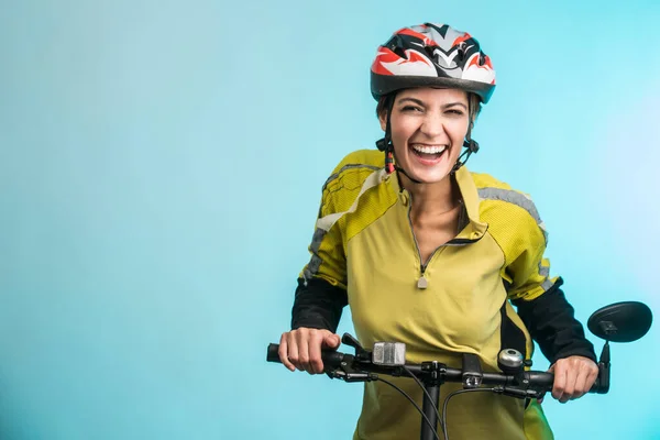 Uśmiechnięta Kobieta Rowerzystka Kasku Technicznym Odizolowana Jasnym Tle Czarno Biała — Zdjęcie stockowe